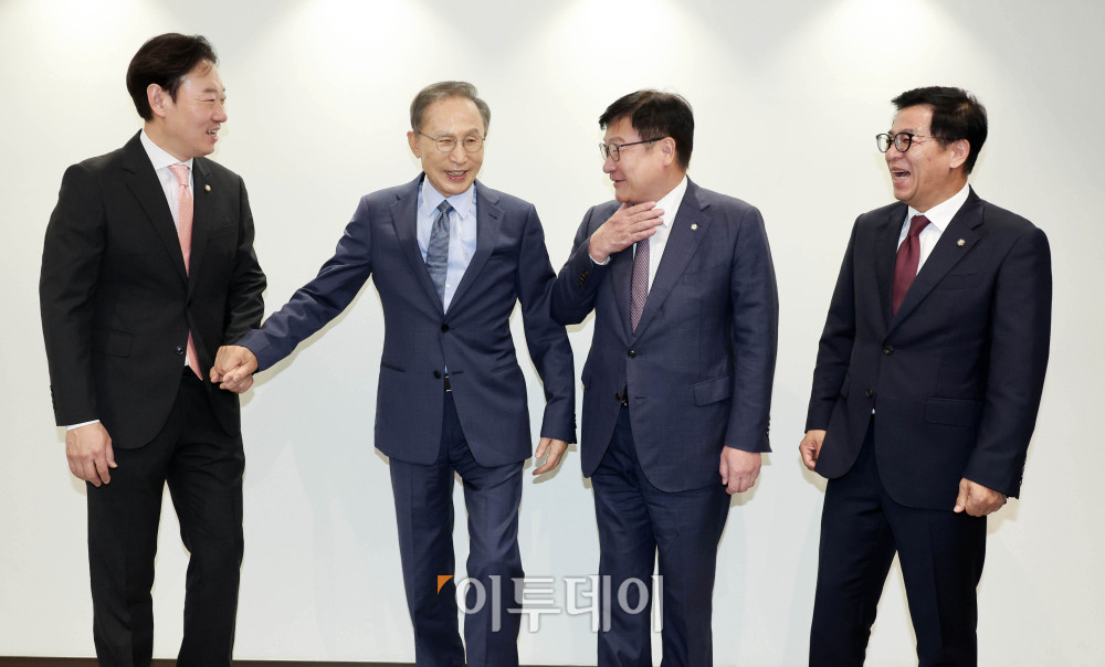 ▲정점식 국민의힘 원내대표가 31일 서울 서초구 이명박 전 대통령 사무실을 예방해 기념촬영을 하고 있다. 사진 오른쪽부터 이상휘 의원, 정 원내대표, 이 전 대통령, 박수민 의원. 국회사진기자단