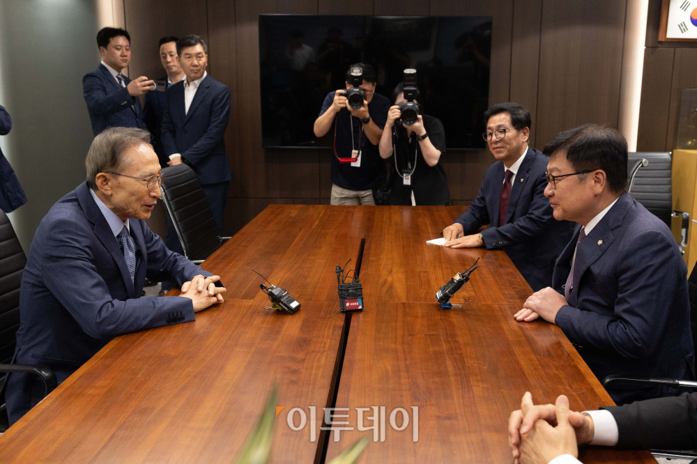 ▲정점식(오른쪽) 국민의힘 원내대표가 31일 서울 서초구 이명박 전 대통령 사무실을 예방해 이 전 대통령과 대화하고 있다. 국회사진기자단