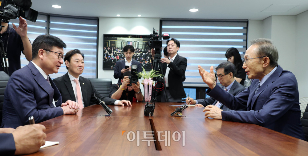 ▲정점식(왼쪽) 국민의힘 원내대표가 31일 서울 서초구 이명박 전 대통령 사무실을 예방해 이 전 대통령과 대화하고 있다. 국회사진기자단