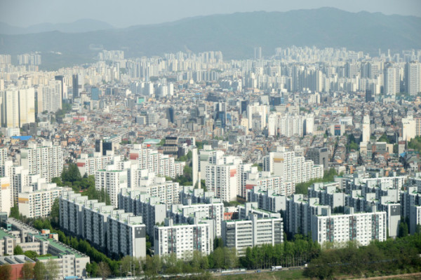 ▲서울주택도시개발공사(SH)가 재개발임대주택의 연령·사회취약계층 가점을 폐지하고 청약저축 납입 횟수 중심으로 입주자 선정 기준을 개편하면서 고령층의 주거복지 축소 우려가 나오고 있다. 사진은 서울 시내 아파트 단지 전경.(이투데이 고이란 기자 photoeran@)