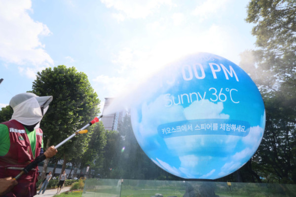 ▲연일 40도 안팎까지 치솟는 극한폭염이 계속되는 가운데 6일 서울 송파구 석촌호수의 미디어아트 조형물 ‘더 스피어’ 앞에서 관계자가 지면 온도를 낮추기 위해 물을 뿌리고 있다. 폭염은  7일 절정에 이른 뒤 주말부터 다소 누그러지겠다. 다만 서쪽 내륙은 주말에도 낮 기온이 36도 안팎까지 오르고, 다음 주에도 내륙의 최고체감온도가 35도 이상을 기록하는 등 평년보다 심한 무더위와 열대야는 계속될 전망이다. 신태현 기자 holjjak@(이투데이DB)