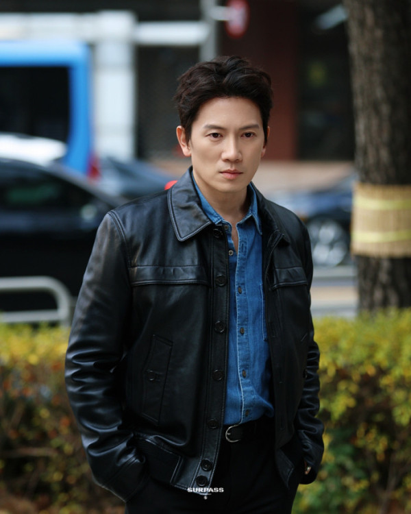 ▲지성 '아파트' 비하인드 (사진출처=써패스이엔티)