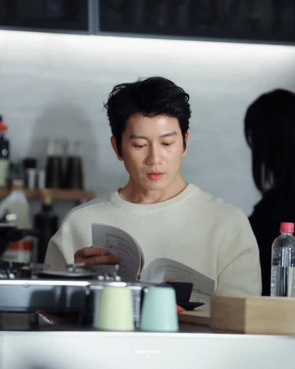 ▲지성 '아파트' 비하인드 (사진출처=써패스이엔티)