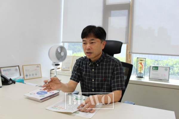 ▲이진영 국민연금공단 경인지역본부 노후준비서비스팀 상담사가 11일 경기 수원시 경인지역본부 상담실에서 노후준비 재무상담에 대해 설명하고 있다. 서지희 기자 jhsseo@