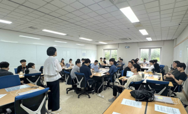 ▲강진 한국지역난방공사 경영지원본부장이 인사제도 개선에 대한 직원들의 의견을 수렴하는 시간을 가지고 있다.(사진출처=한국지역난방공사)
