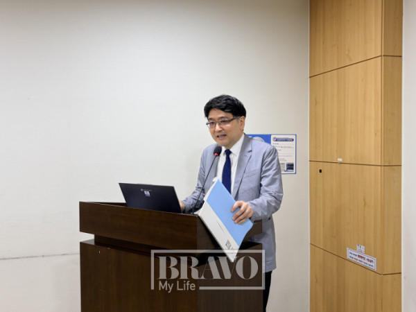 ▲14일 서울 여의도 국회의원회관에서 열린 '초고령사회 원격지도 기반 안전한 방문재활 공청회'에서 신형익 서울대학교병원 교수가 발표를 하고 있다.