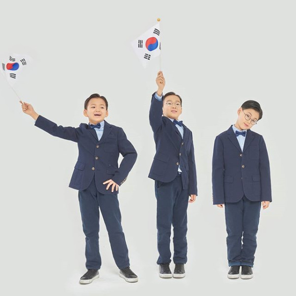 ▲태극기를 손에 든 삼둥이의 모습.(송일국 인스타그램)