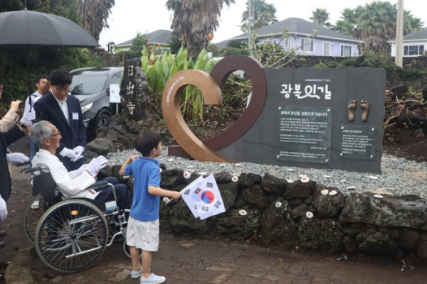 ▲신민식 자생의료재단 사회공헌위원장이 강태선 애국지사에게 ‘광복잇길 기림비’에 대해 설명하고 있다.(자생한방병원)
