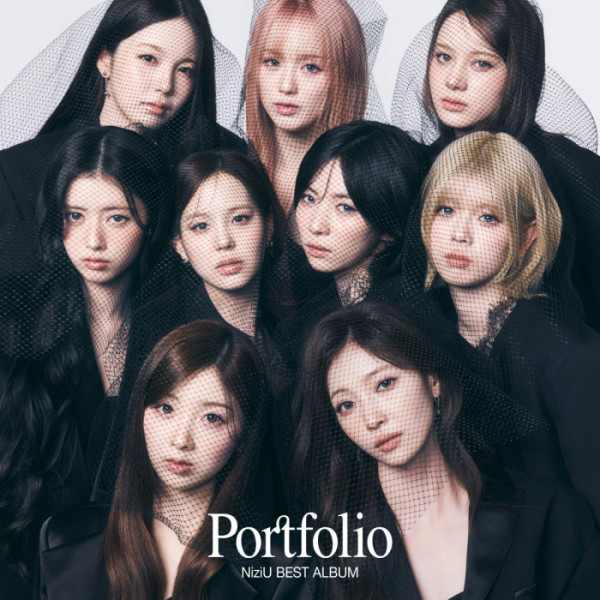 ▲니쥬 베스트 앨범 '포트폴리오'(사진출처=JYP엔터테인먼트, Sony Music Labels Inc.)