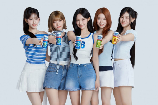 ▲동아오츠카 모델 리센느가 수해 피해를 입은 거제 지역에 음료를 기부했다.(사진출처=동아오츠카)