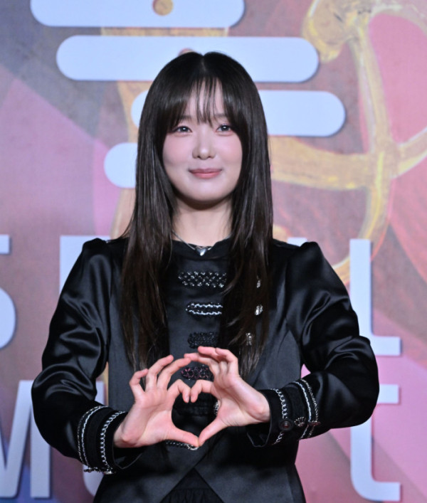 ▲[서울=뉴시스] 정병혁 기자 = 한로로가 20일 인천 중구 인스파이어 아레나에서 열린 제35회 서울가요대상 레드카펫 행사에서 포즈를 취하고 있다.(사진=스포츠서울 제공) 2026.06.20. photo@newsis.com *재판매 및 DB 금지