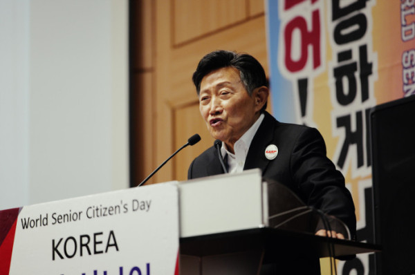 ▲주명룡 대한은퇴자협회 회장이 25일 서울 서초구 매헌윤봉길의사기념관에서 열린 ‘제4회 세계시니어시티즌데이’ 기념식에서 환영사를 하고 있다. 주 회장은 이날 “시니어가 평생 쌓아온 경험과 지혜는 개인의 추억으로 사장돼서는 안 된다”며 경험을 국가자산으로 활용해야 한다고 강조했다.(이준호 기자)