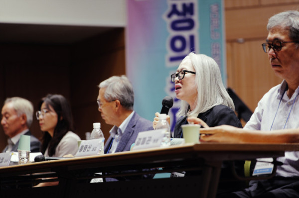 ▲홍명신 에이징커뮤니케이션센터 대표가 25일 서울 서초구 매헌윤봉길의사기념관에서 열린 ‘제4회 세계시니어시티즌데이’ 특별포럼에서 발언하고 있다. 홍 대표는 시니어들이 의료·연금·돌봄보다 일자리를 정책 우선순위로 꼽은 조사 결과에 주목하며, 노년층을 복지의 대상이 아닌 스스로 삶을 꾸려가는 주체로 바라봐야 한다고 말했다.(이준호 기자)