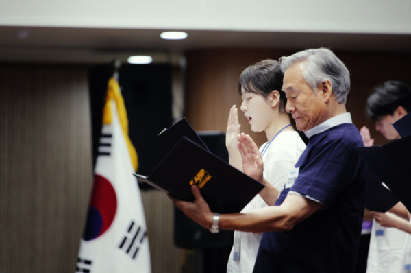 ▲청년과 시니어 대표들이 25일 서울 서초구 매헌윤봉길의사기념관에서 열린 ‘제4회 세계시니어시티즌데이’ 기념식에서 공동선언문을 낭독하고 있다. 참석자들은 세대 간 차이를 갈등이 아닌 다양성과 가능성으로 받아들이고, 청년의 창의성과 시니어의 경험을 결합해 함께 성장하는 사회를 만들어가겠다고 선언했다.(이준호 기자)