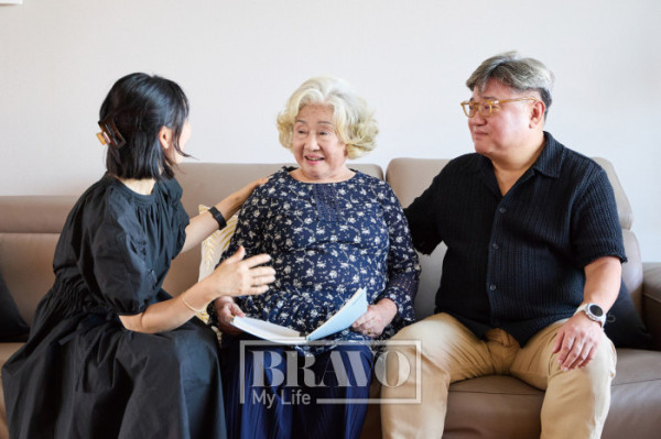 ▲박옥자 여사와 둘째아들인 김지곤 한국전력 산업중소사업자협회 대표 부부.(스민스튜디오)
