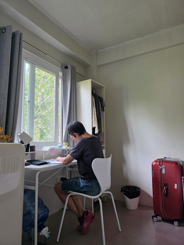 ▲숙소에서도 매일 배운 영어를 틈틈이 복습했다.(최승이 제공)