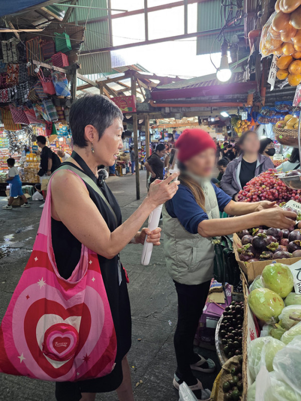▲개인 시간에는 현지 시장을 찾아 생활 속 영어를 써봤다.(최승이 제공)
