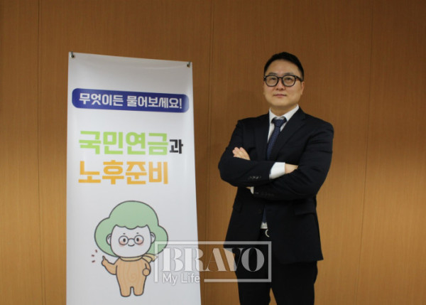 ▲서창희 국민연금공단 서울북부지역본부 노후준비서비스팀 강사가 지난달 25일 서울북부지역본부에서 브라보마이라이프와 인터뷰에 앞서 사진 촬영을 하고 있다. 서지희 기자 jhsseo@
