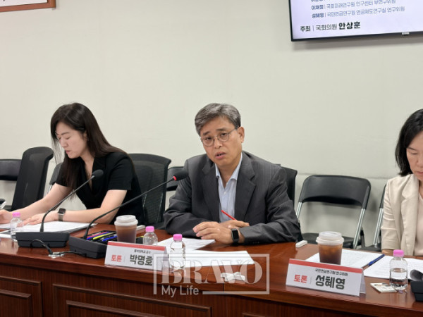 ▲‘지속 가능한 복지 자본주의로의 전환 과제’ 세미나에서 박명호 홍익대학교 교수가 발언하고 있다. 박지수 기자 jsp@