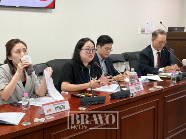 ▲‘지속 가능한 복지 자본주의로의 전환 과제’ 세미나에서 이윤경 국회입법조사처 입법조사관이 토론하고 있다. 박지수 기자 jsp@