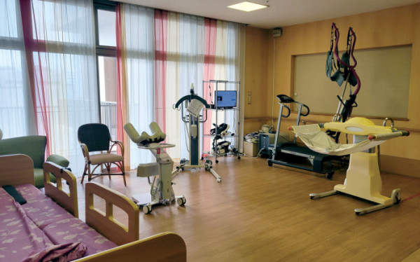 ▲시설 내부에 마련된 재활·이동 보조기기. 이용자의 신체 상태에 맞춘 돌봄과 재활을 지원한다.(신미화 일본 이바라키그리스도교대학 교수)