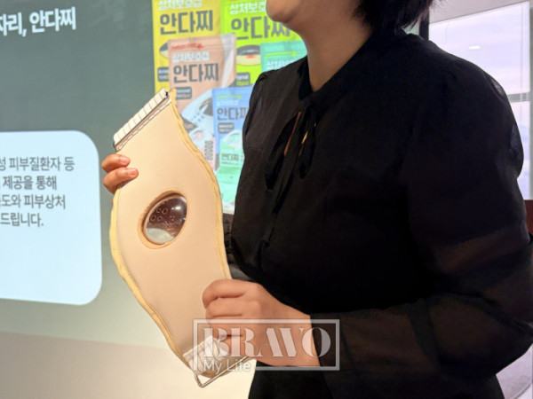 ▲오지인 '에이치씨아이' 대표가 개발 중인 욕창 보호용 시제품을 소개하고 있다.