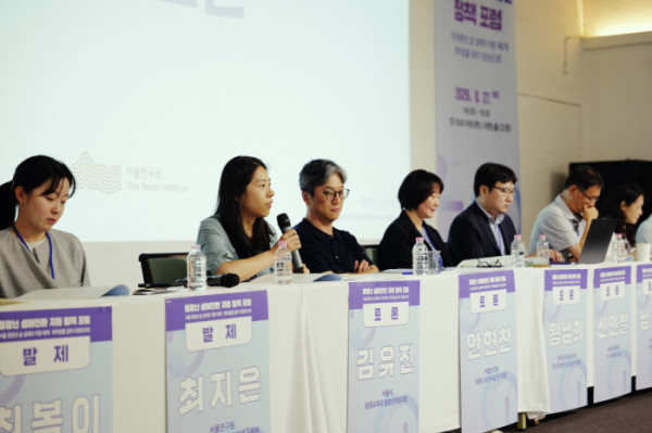 ▲김유진 서울시 평생교육국 중장년지원과장이 27일 서울 정동1928아트센터에서 열린 ‘중장년 생애전환 지원 정책 포럼’ 종합토론에서 서울시의 중장년 지원 정책 방향에 대해 발언하고 있다.(이준호 기자)