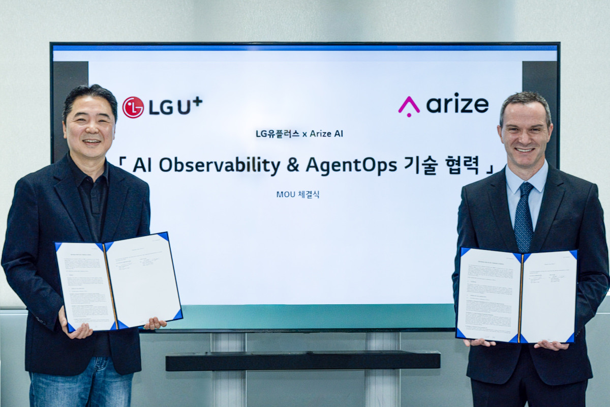 ▲LG유플러스가 글로벌 AI 운영 관리 기업 어라이즈 AI(Arize AI)와 손잡고 AI 에이전트를 더 정확하고 안전하게 운영하기 위한 관리 체계를 구축한다. 사진은 이상엽 LG유플러스 CTO(전무, 왼쪽)와 패트릭 켈리(Patrick Kelly) 어라이즈 AI 아시아태평양 지역 총괄 책임자가 서울 마곡 LG유플러스 사옥에서 열린 협약식에서 기념 촬영을 하는 모습. (사진제공=LG유플러스)