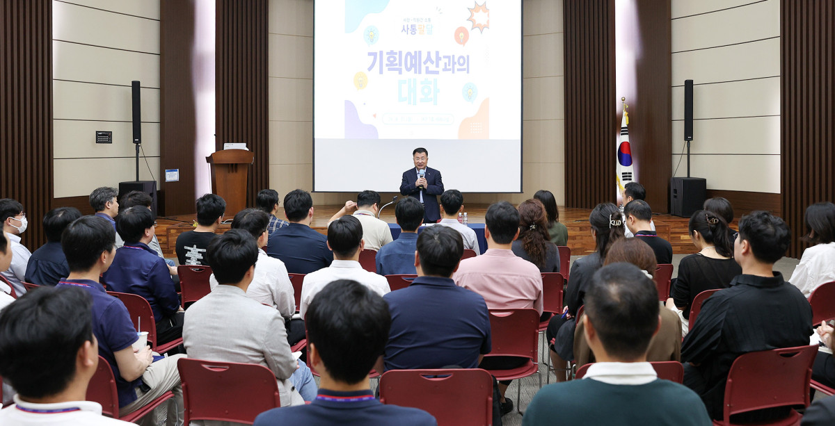 ▲강경성 코트라 사장이 지난달 31일 개최된 ‘사통팔달-실무 리더와의 대화’에서 소통하는 모습. (사진=대한무역투자진흥공사)