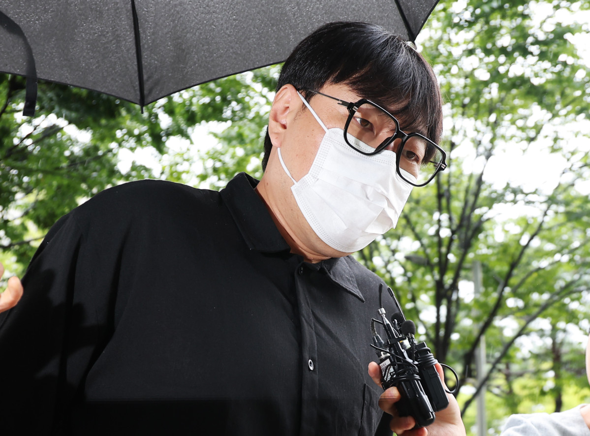 ▲상습 도박 및 음주운전 혐의로 재판에 넘겨진 개그맨 이진호가 1일 경기도 여주시 수원지방법원 여주지원에서 열린 1심 선고공판에 출석하고 있다. (연합뉴스)