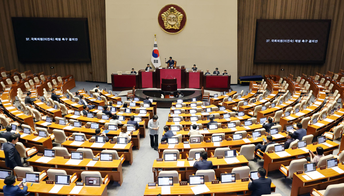 ▲26일 국회에서 열린 본회의에서 민주당 주도로 국민의힘 이진숙 의원에 대한 제명 촉구 결의안이 통과되고 있다. 2026.8.26 (사진=연합뉴스)