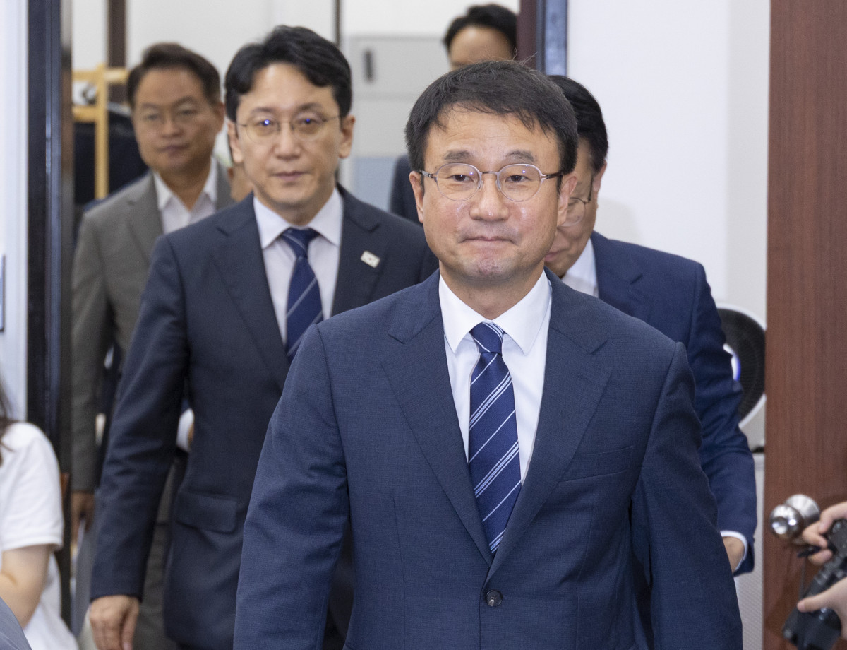 ▲더불어민주당 한병도 원내대표와 권칠승 정책위의장을 비롯한 원내부대표단이 1일 국회에서 열린 원내대책회의에 입장하고 있다. 2026.9.1