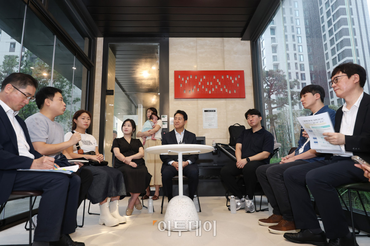 ▲오세훈 서울시장이 1일 서울 송파구 잠실르엘에서 미리내집 사업과 관련 현장을 방문해 신혼부부들과 간담회를 하고 있다. 미리내집은 자녀를 출산하면 거주 기간을 최장 20년으로 연장하고 시세보다 저렴하게 매입할 기회를 제공하는 서울시 저출생 주거 대책이다.  고성준 기자 joonko1@