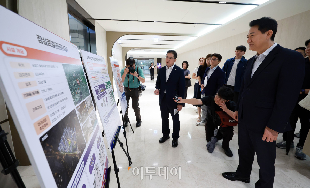 ▲오세훈 서울시장이 1일 서울 송파구 잠실르엘아파트 미리내집 현장을 방문해 현황 보고를 받고 있다. 고성준 기자 joonko1@