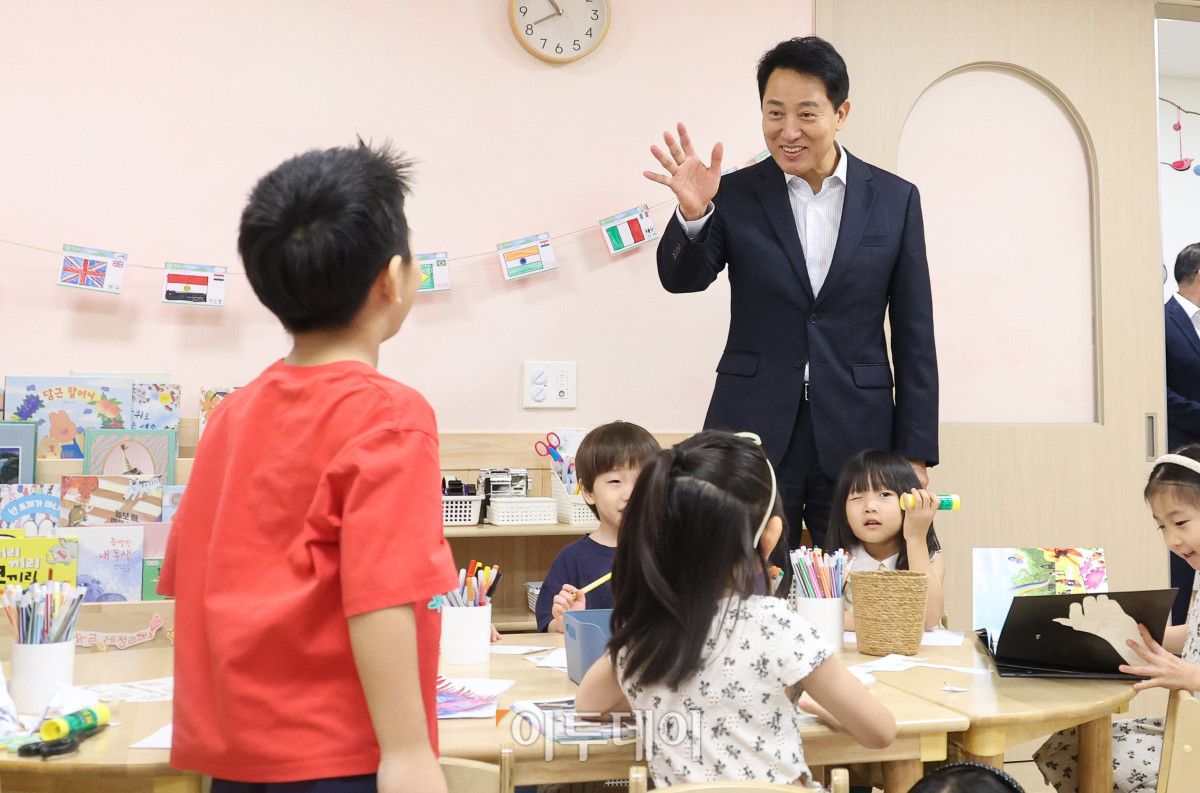 ▲오세훈 서울시장이 1일 오전 서울 송파구 잠실르엘 새빛 어린이집에 방문해 아이들과 인사하고 있다. 고성준 기자 joonko1@