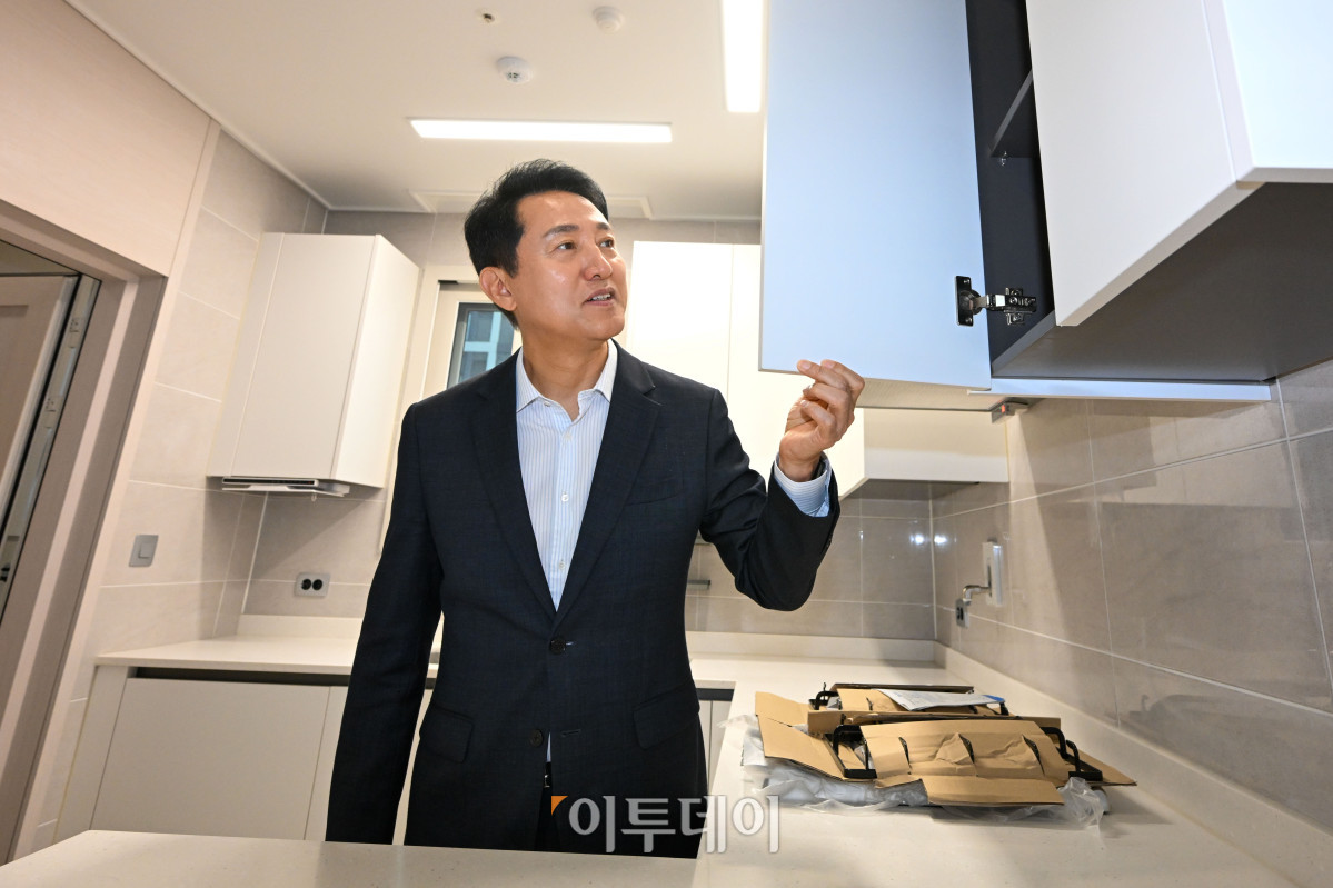 ▲오세훈 서울시장이 1일 서울 송파구 신천동 잠실르엘 미리내집을 방문해 주거시설을 점검하고 주택 공실을 둘러보고 있다. 고성준 기자 joonko1@