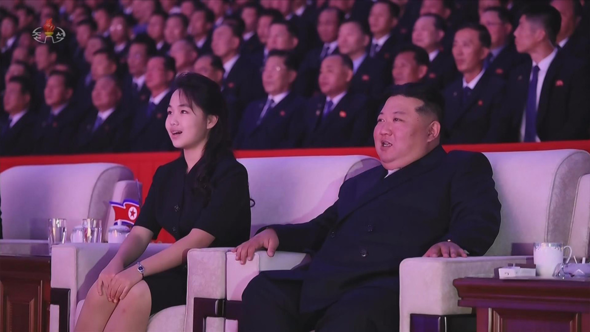 ▲북한 조선중앙TV는 김정은 국무위원장이 지난 27일 평양에서 6.25전쟁 정전협정 체결 73주년(전승절)을 기념하는 공연에 참석했다고 28일 보도했다. 이 자리에는 부인 리설주와 딸 김주애도 함께했다. (사진=조선중앙TV 캡처) (사진=뉴시스)