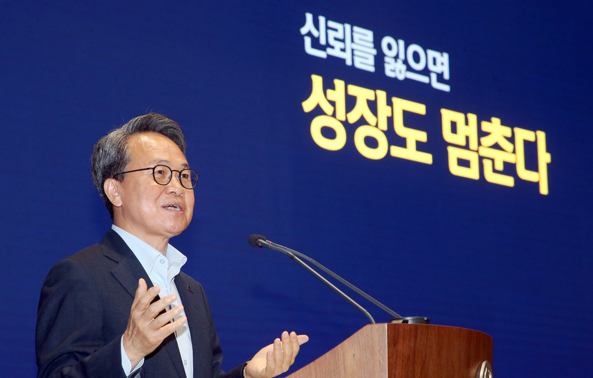 ▲진옥동 신한금융지주회사 회장이 1일 오전 서울 중구 신한금융 본사에서 열린 창립 25주년 기념행사에서 강연하고 있다. (사진제공=신한금융지주)