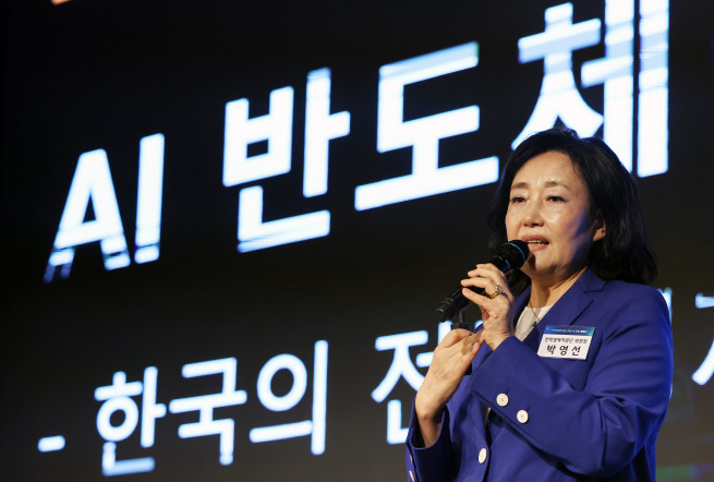 ▲박영선 재정경제부 전략경제자문단 위원장이 1일 서울 영등포구 중소기업중앙회에서 열린 전략경제와 중소기업 AI전환 세미나에서 'AI 반도체 2막-한국의 전략경제 방향'을 주제로 강연하고 있다. 2026.09.01. (뉴시스)