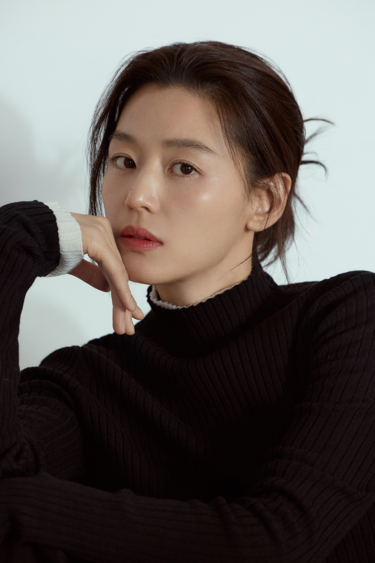 ▲배우 전지현이 '메리노블렌드 립 모크넥 스웨터'를 착용하고 있다. (사진제공=신성통상)