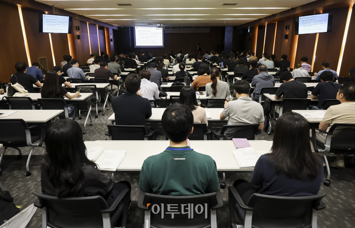 ▲1일 서울 중구 연세대학교세브란스빌딩 회의실에서 '2026 정비사업 정책방향 권역별 설명회'가 진행되고 있다. 이날 열린 설명회는 지난 13일 정부가 발표한 '주택 신속공급 방안'에 담긴 정비사업 정책 방향과 제도 개선 내용을 사업 이해관계자들에게 전달하기 위해 마련됐다. 주택도시보증공사(HUG)와 한국토지주택공사(LH), 한국부동산원도 참여해 이주비 대출 등 금융지원과 공공재개발 사업, 공사비 검증 등 정비사업 지원 제도와 관련해 설명한다. 고성준 기자 joonko1@