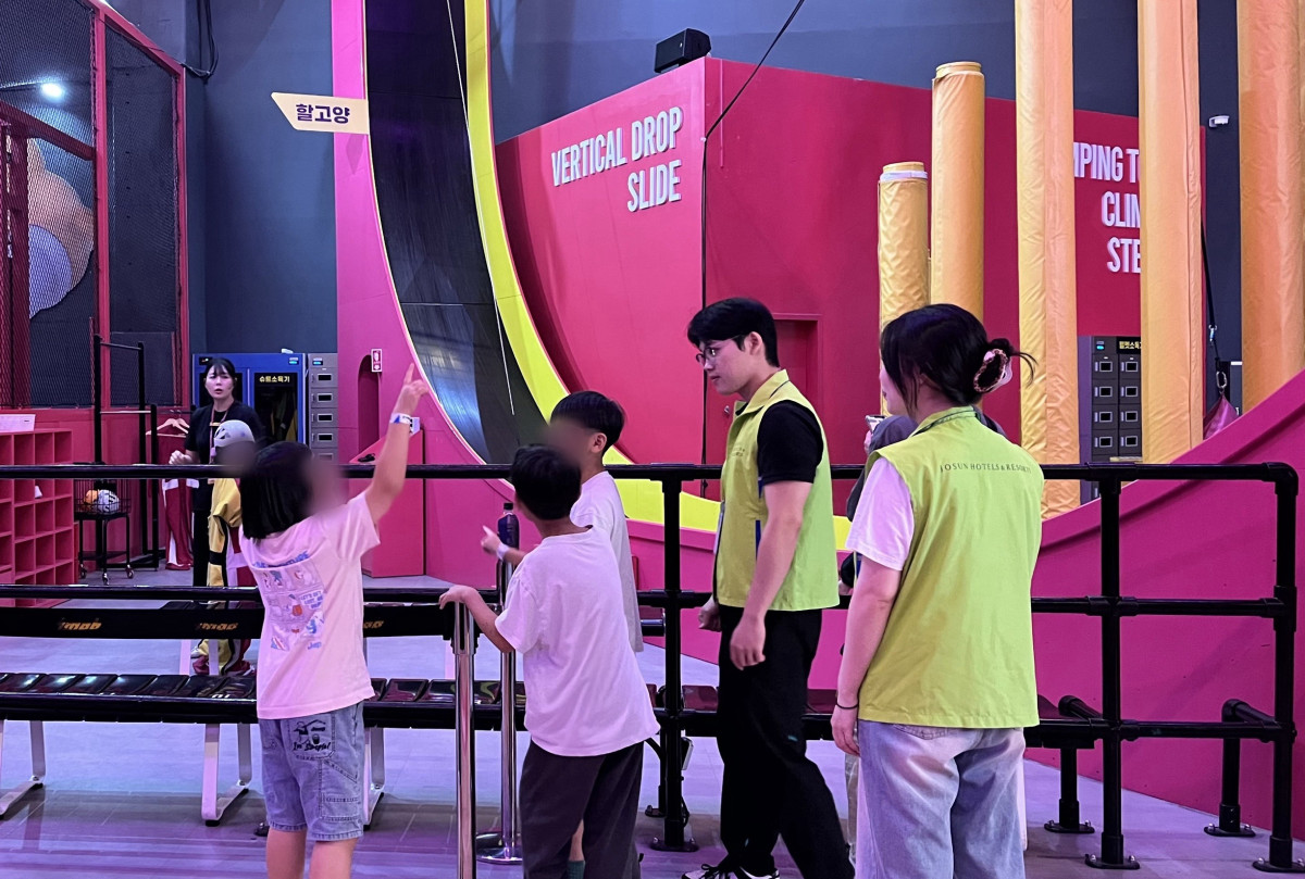 ▲조선호텔앤리조트의 임직원들이 지역사회 아동들과 함께 지난달 31일 스타필드 고양 내에서 함께 레저 체험활동을 진행했다. (조선호텔앤리조트)