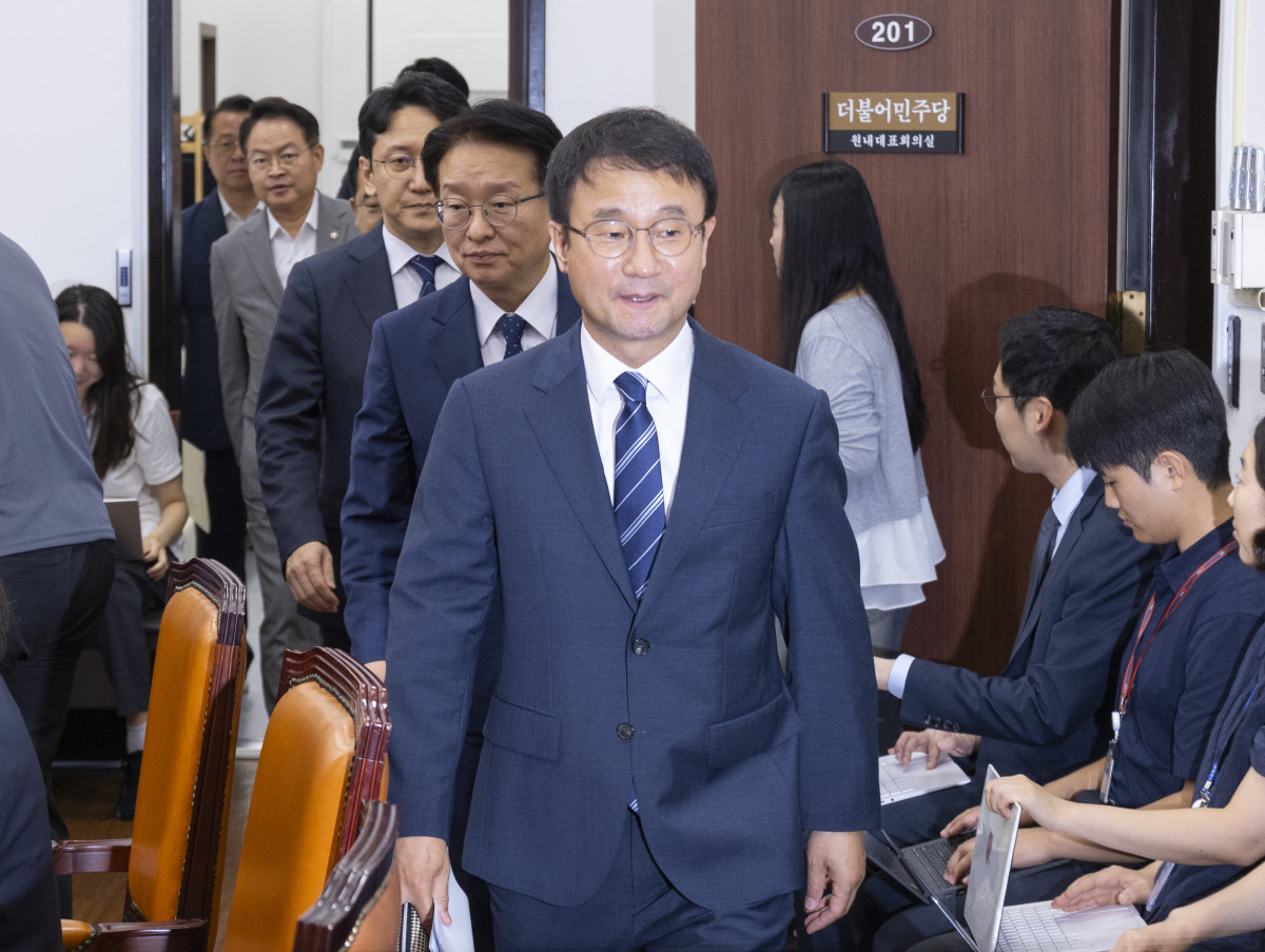 ▲더불어민주당 한병도 원내대표와 권칠승 정책위의장을 비롯한 원내부대표단이 1일 국회에서 열린 원내대책회의에 입장하고 있다. 사진=연합뉴스