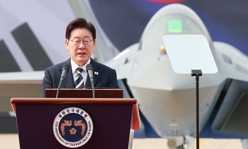▲이재명 대통령이 3월 25일 경남 사천 한국항공우주산업(KAI)에서 열린 KF-21 양산 1호기 출고식에서 격려사를 하고 있다. (청와대통신사진기자단)