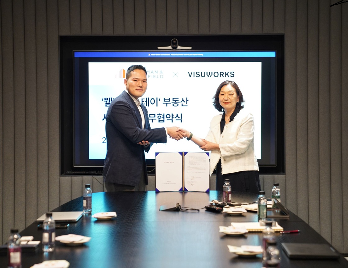 ▲지소림 시먼앤드웨이크필드 코리아 투자자문사 대표(사진 오른쪽)와 김정수 비쥬웍스 이사가 1일 서울 광화문 쿠시먼앤드웨이크필드 코리아 본사에서 협약식을 맺고 있다. (쿠시먼앤드웨이크필드코리아)