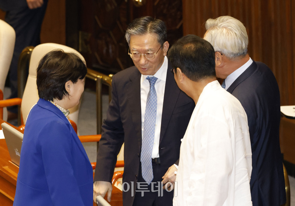 ▲1일 서울 여의도 국회 본회의장에서 열린 정기국회 개회식에서 서영교(왼쪽) 국회 법제사법위원장과 정성호 더불어민주당 의원이 대화하고 있다. 고이란 기자 photoeran@