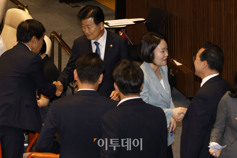▲이소영(오른쪽 두번째) 중소벤처기업부 장관 후보자와 박홍근 기획예산처 장관이 1일 서울 여의도 국회 본회의장에서 열린 정기국회 개회식에서 대화하고 있다. 고이란 기자 photoeran@