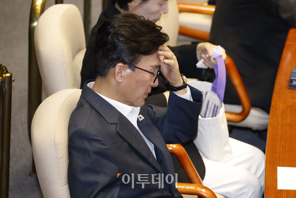 ▲김민석 더불어민주당 대표가 1일 서울 여의도 국회 본회의장에서 열린 정기국회 개회식에서 머리를 만지고 있다. 고이란 기자 photoeran@