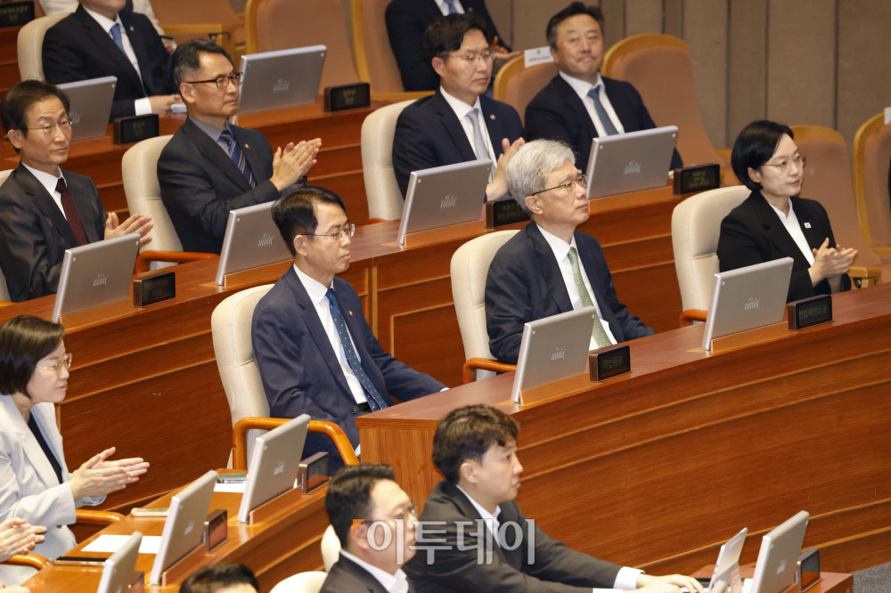 ▲1일 서울 여의도 국회 본회의장에서 열린 정기국회 개회식에서 한성숙 국무총리를 비롯한 국무위원들이 박수를 치고 있다. 고이란 기자 photoeran@