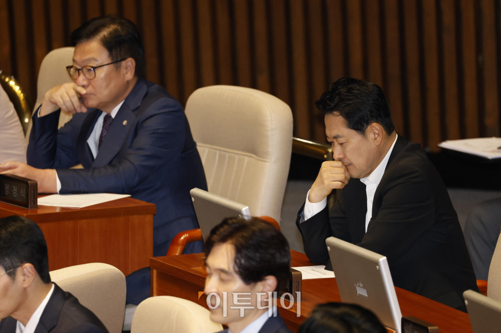 ▲장동혁(오른쪽) 국민의힘 대표와 정점식 원내대표가 1일 서울 여의도 국회 본회의장에서 열린 정기국회 개회식에 참석하고 있다. 고이란 기자 photoeran@